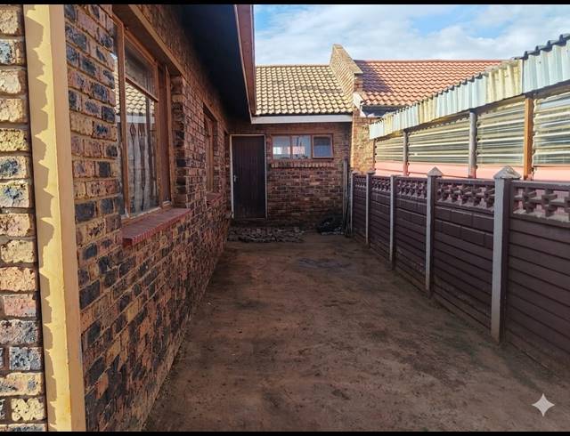 3 BEDROOM HOUSE FOR SALE IN SEBOKENG ZONE 10